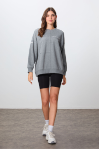 Серый меланж компактный хлопковый толстовка с гладкой текстурой и круглым вырезом, свободного кроя для женщин - 97288.
