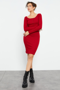 Бордовое вязаное платье с приталенным кроем и застежкой на пуговицы для женщин - 97116.
