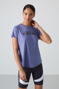 Лиловая воздухопроницаемая тканевая тонкая эластичная стандартная модель женской футболки для активных видов спорта - 97283.