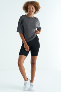 Темно-серая футболка оверсайз с коротким рукавом и печатными деталями - 97263