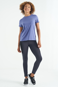 Лиловая футболка с вырезом "О" и прорезями на спине, короткий рукав, стандартная посадка - 97267.