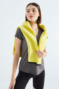 Серая базовая футболка с коротким рукавом стандартного кроя с V-образным вырезом для женщин - 97145.