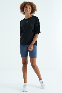 Черная футболка с коротким рукавом оверсайз и принтом на воротнике - 97263