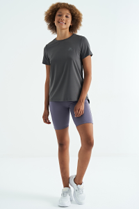 Темно-серая футболка с разрезом на спине, с V-образным вырезом, короткими рукавами и стандартной посадкой для женщин - 97267.