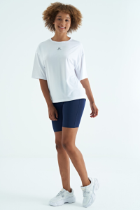 Белая оверсайз футболка с коротким рукавом и печатной деталью для женщин - 9726.