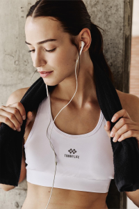 Белый спортивный бюстгальтер с деталями на спине и slim fit, U-образным вырезом и подкладкой - 971210