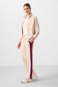 Бежевая широкоформатная женская палаззо-брюки с мягкой текстурой и детализированными боковыми панелями - 94671.