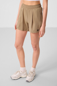 Бежевые шорты для женщин с карманами на молнии и удобной формой - 910.