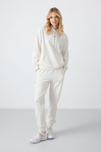 Экрю худи с кенгуру-капюшоном и oversize моделью, женский спортивный комплект с резинками на штанах - 952881.