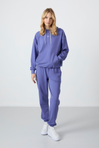 Пуховик с капюшоном, с карманами-кенгуру, в Oversize стиле, с резинками по низу, женский спортивный комплект - 952881.