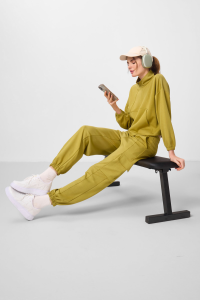 Темно-горчичный мягкотканевый oversize спортивный костюм для женщин с высоким воротником и скрытой молнией - 953511.