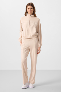 Бежевая мягкотекстурная толстовка с высоким воротником и укороченные брюки с резинкой для женщин - 953491.