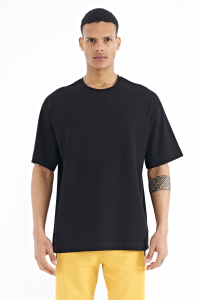 Черная футболка базового oversize с деталью в виде эмблемы на рукаве - 88193.