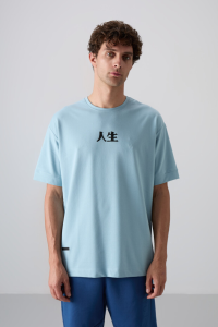 Свободная футболка для мужчин с принтом из плотного мягкого хлопка светло-голубого цвета - 88342.