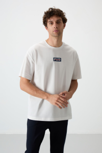 Экрю хлопковая толстая текстурированная оверсайз футболка для мужчин с принтом - 88367.