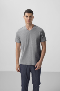 Серая меланжевая базовая мужская футболка с коротким рукавом стандартного кроя и V-образным вырезом - 87912