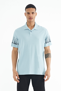Светло-голубая футболка с воротником-поло и деталью печати на рукавах - стандартная форма, мужская - 8824.