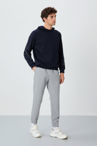 Серый меланжевый с текстурой стандартный стиль мужских спортивных брюк - 82156