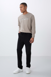 Черные спортивные брюки с карманами и стандартным кроем - 84682