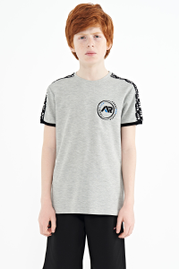 Серый меланжевый детский футболка с круглым вырезом и детальным принтом на плечах - 11121.
