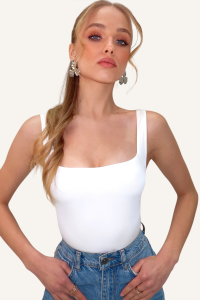 Trend Alaçatı Stili Kadın Beyaz Kare Yaka İnce Askılı Sandy Kumaş Bluz ALC-X13453